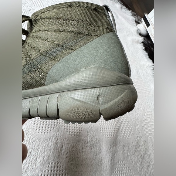 Athletic_Shoes